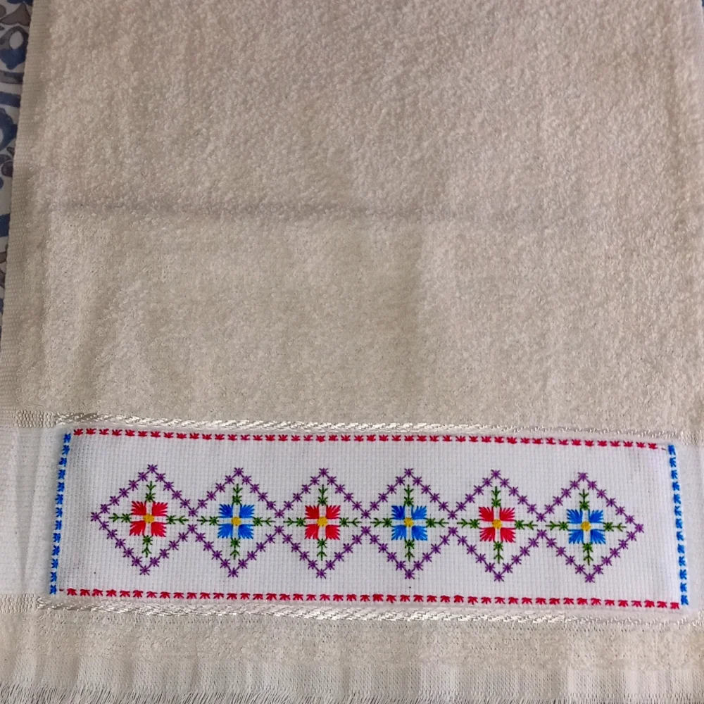 1888 Mills Beige Fingertip Towel Deluxe Geometric Hand Embroidery Design (1)